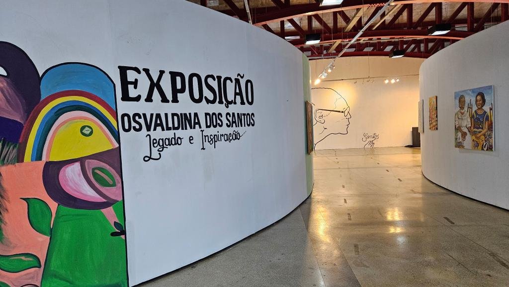 Retrato de mulher negra celebrando sua identidade no Projeto Coisa de Preta em Mato Grosso.