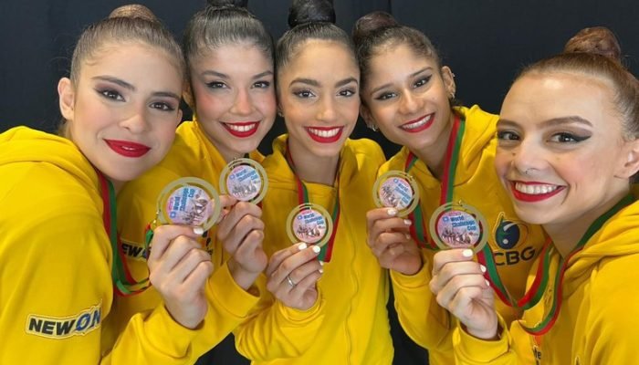Formada por bolsistas, seleção de conjunto retorna ao Brasil e comemora ouro inédito