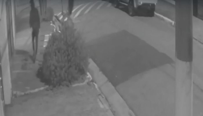 1 de 1 Foto em preto e branco de imagem de câmera de segurança que flagrou fuga de assaltantes ...